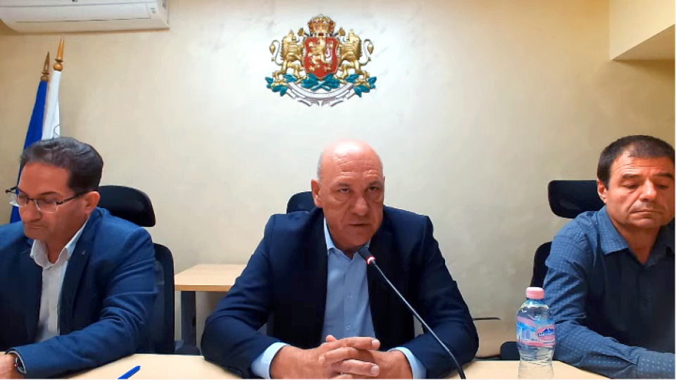 Позор: Вместо да чуе гласа на едно дете, кметът на Поморие Алексиев се зае да заглушава гласа на журналистка