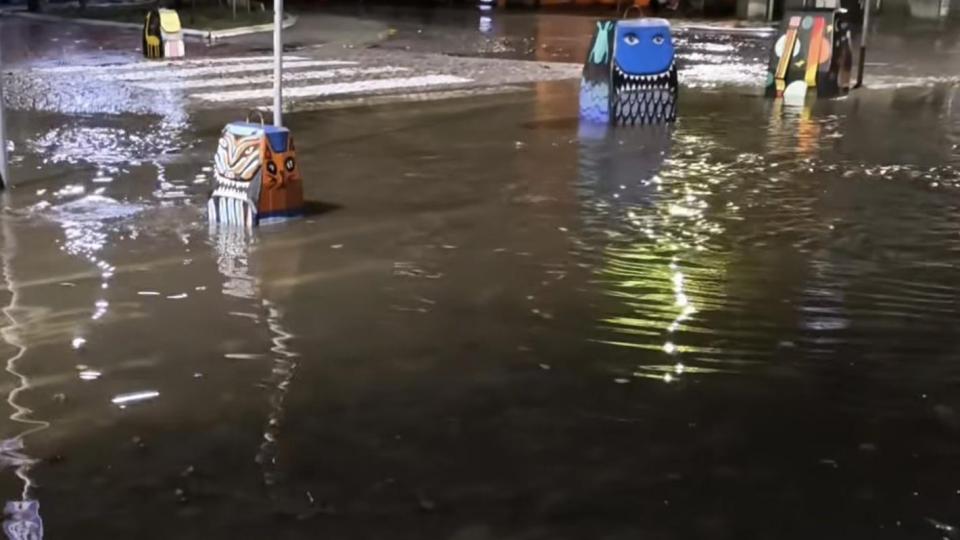 Силен дъжд наводни Варна, затвори автоподлези, а дърво падна върху движеща се кола (видео) Силен дъжд наводни Варна, затвори автоподлези, а дърво падна върху движеща се кола (видео)