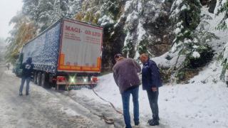 Голямо свлачище затвори пътя Пловдив-Смолян, над 20 см сняг напрупа на Пампорово (снимки)