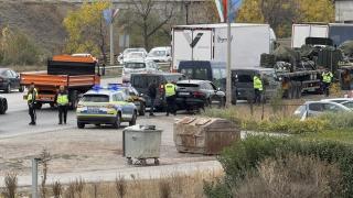 Сблъсък между "Ягуар" и камион от военен конвой на столичното "Ботевградско шосе" (снимки)