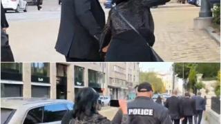 ГЪРМИ СКАНДАЛ! Гавазите на Радев минаха всякакви граници - блъскат и унижават репортер (ВИДЕО)