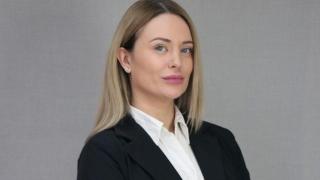 Голи снимки на хубава депутатка на Слави са причината да се предлага затвор за журналисти