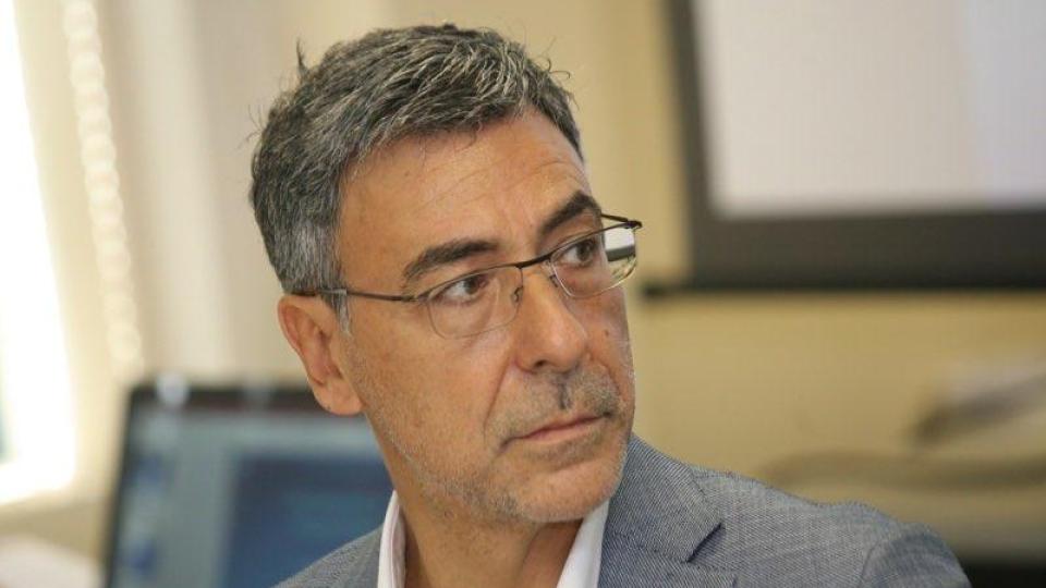 ОТВРАТ! Крадливото овчарче Даниел Вълчев лиже подметки да го вдигнат за президент