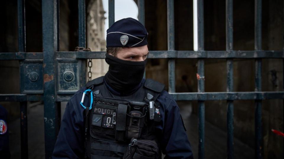 Обирът на века в Лувъра е извършен за 7 минути, търсят се 8 безценни бижута