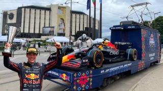 ГРАТИС: Болид от Формула 1 се вози на трамвай в София (ВИДЕО)