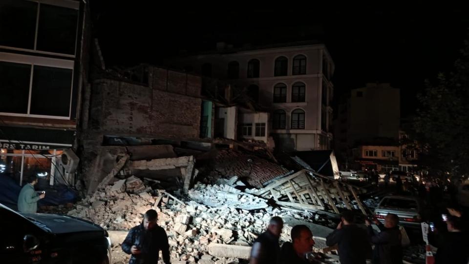 Трус от 6,1 в Западна Турция, има разрушени сгради и пострадали, усетен е и в България (видео) Трус от 6,1 в Западна Турция, има разрушени сгради и пострадали, усетен е и в България (видео)