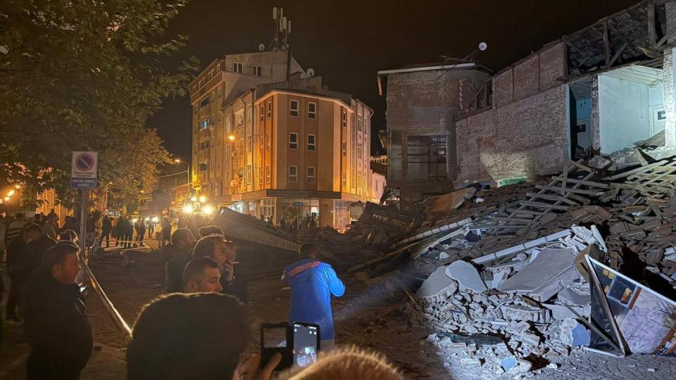 26 ранени, 4 рухнали сгради и стотици сигнали до спешния телефон след труса в Турция (снимки) 26 ранени, 4 рухнали сгради и стотици сигнали до спешния телефон след труса в Турция (снимки)