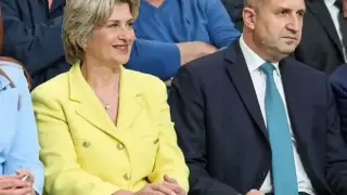 Радев се опитва да скъса опашката си, но... следите остават! Радев се опитва да скъса опашката си, но... следите остават!