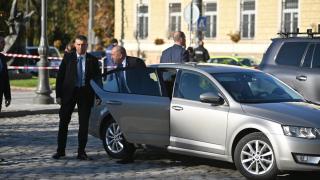 Калин Стоянов: Радев се вози в брониран "Mercedes S680 Guard", шкодата е за пред камери