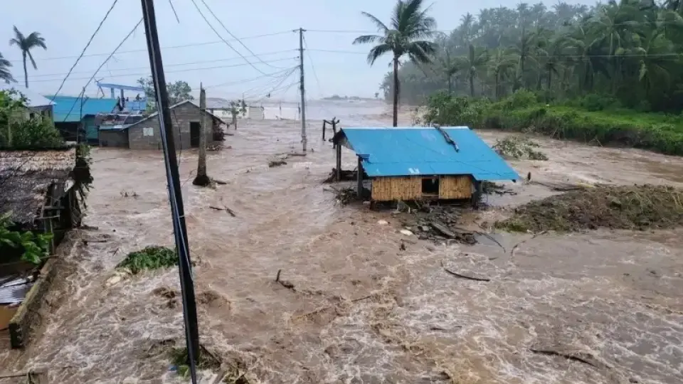Близо един милион души са евакуирани заради тайфуна, приближаващ Филипините