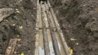 „Живеем като в сауна" – жители на „Гео Милев" се борят с постоянен теч от топлопровод