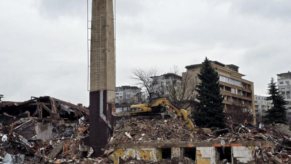 Разрушиха бившата баня "Ситняково", на чиито стълби дъжд от куршуми покоси Женята (снимки)