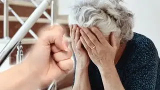 Била го изтощила: Мъж се задоволява сексуално със сляпата си майка до смърт, ето какво му се случи после