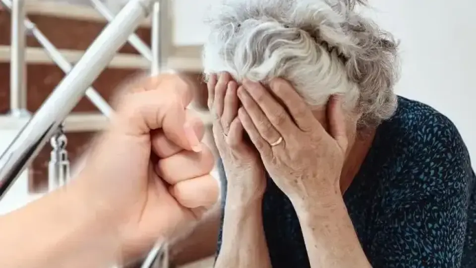 Била го изтощила: Мъж се задоволява сексуално със сляпата си майка до смърт, ето какво му се случи после