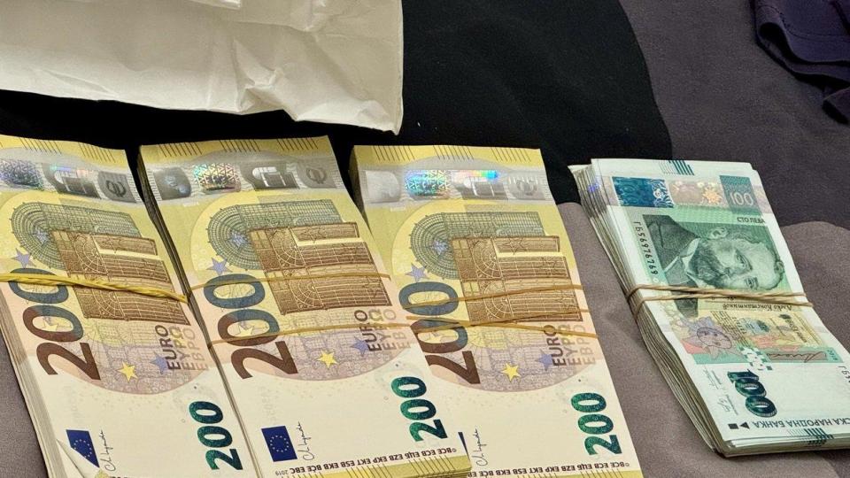 Над 110 000 лв. намериха в дома на арестуван за корупция митничар (снимки/видео)