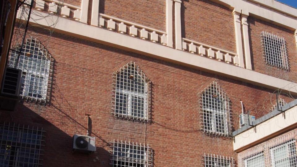 Задържаха петима надзиратели от затвора във Варна при нощна проверка