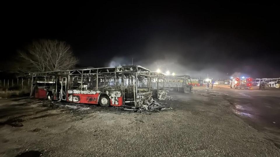 Пожар изпепели автобуси и коли в общинската автобаза на Костинброд (снимки)