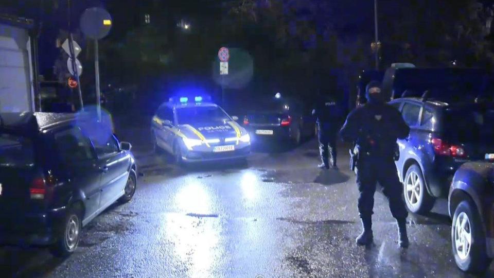 Заловиха известни автокрадци в София, ударили патрулка при опит за бягство (снимки)