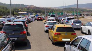 Гърция блокира туристи на границата, иска им пари