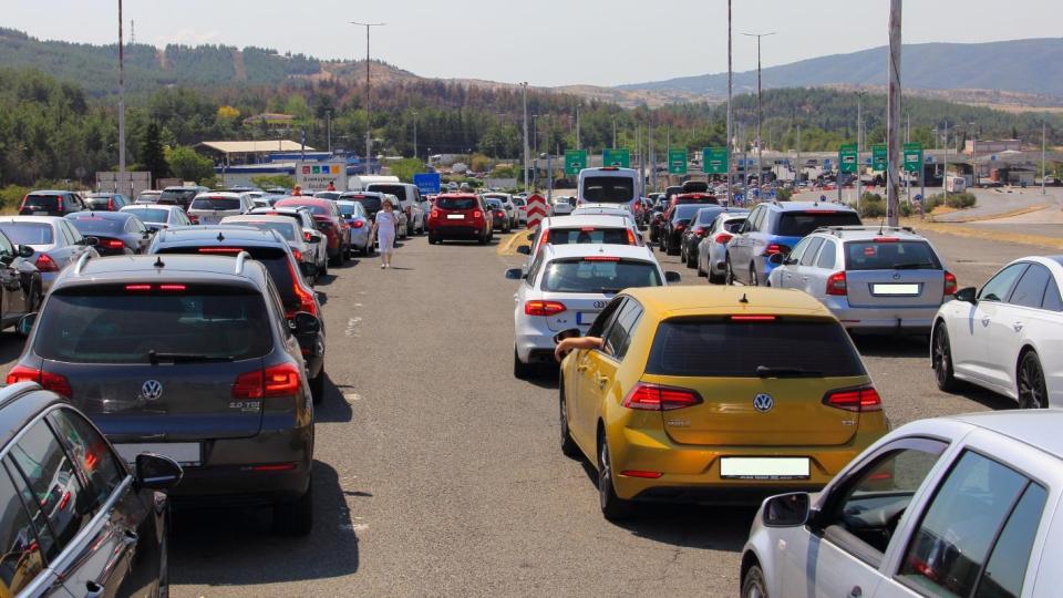 Гърция блокира туристи на границата, иска им пари