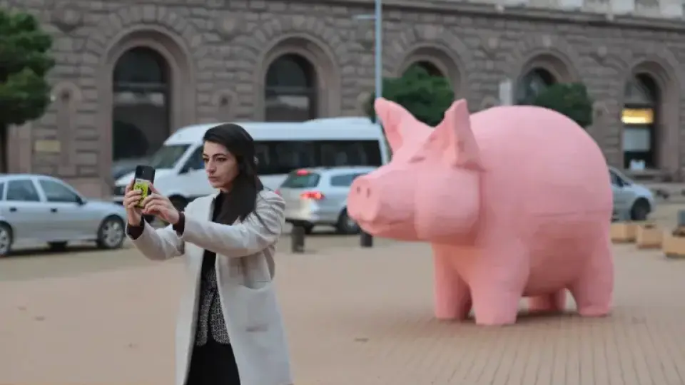 Издигнаха паметник на Асен Василев в центъра на София