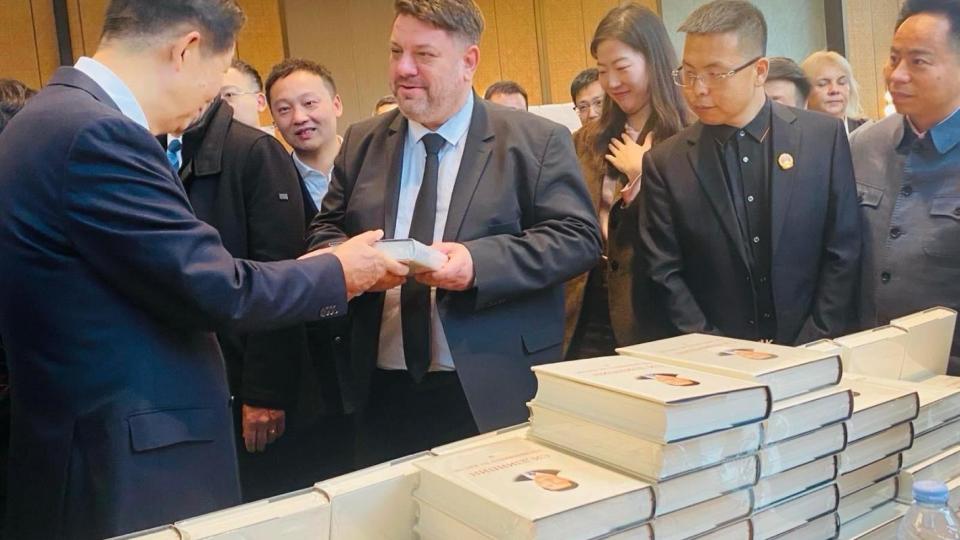 Вицепремиерът Атанас Зафиров и зам.-председателят на Постоянния комитет на Общокитайското събрание на народите Сяо Дзие присъстваха на подписването на споразумения за сътрудничество между организации в България и Китай