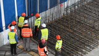 Работещите ще връщат в държавата почти половината от заплатите си