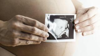 Разкриха "фабрика за бебета" на остров Крит, част от майките са бедни българки