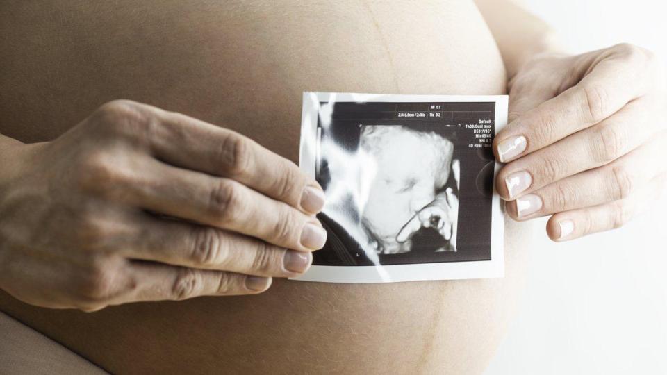 Разкриха "фабрика за бебета" на остров Крит, част от майките са бедни българки