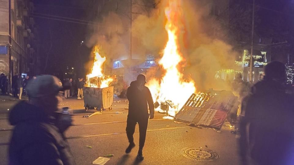 Батални сцени в София: Горящи кофи, потрошени коли на МВР и офис на ГЕРБ, има ранени (снимки)