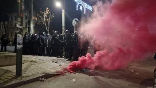 Сблъсъци и бомбички пред централата на ДПС, провокатори замерят полицаи с бутилки (видео)