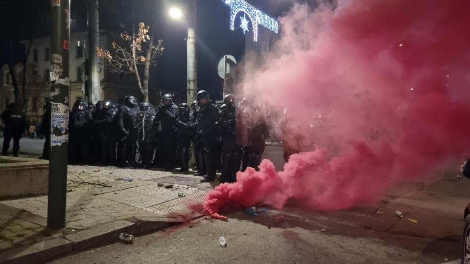 Сблъсъци и бомбички пред централата на ДПС, провокатори замерят полицаи с бутилки (видео)