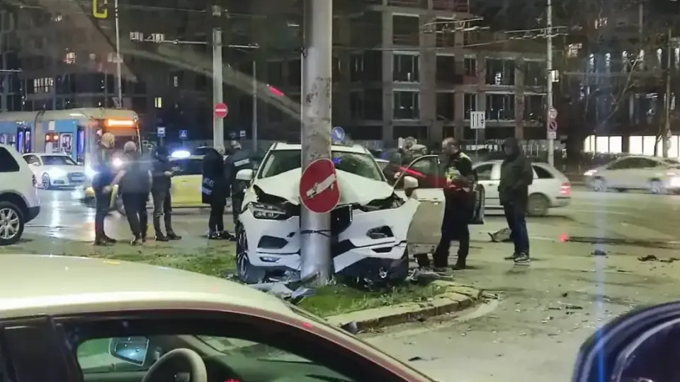 Свирепа катастрофа в София! „Мерцедес“ 63 и „Порше“ за общо за 300 бона се помляха Видео
