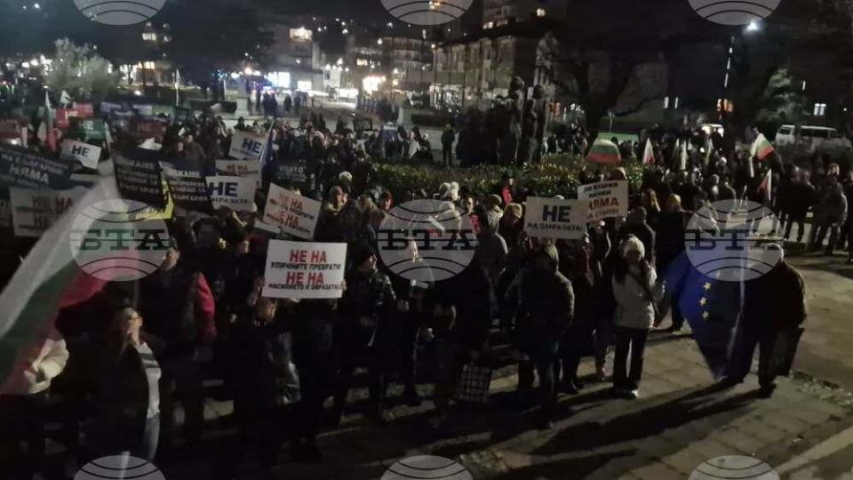 Митинг „НЕ на омразата“ събра граждани на площад „Възраждане“ в Разград