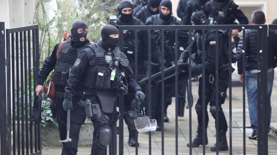 Отряд "Кобра" нахлу в заложни къщи в "Люлин" заради схеми с хулигани от протеста