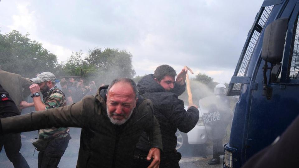 Гръцките фермери атакуваха полицията с камъни и геги, затвориха пак летището в Ираклион (снимки)