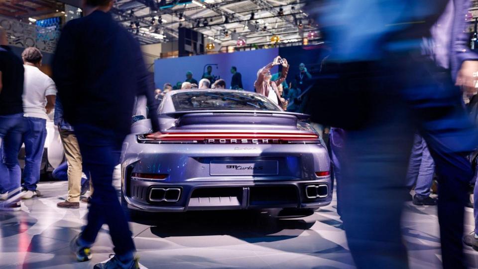 Масов блокаж: Стотици Porsche-та спряха да работят в Русия