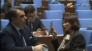 ДВЕ ЖЕНИ НА РЪБА НА НЕРВНА КРИЗА! Козилата и Асен Василев стягат селфита за TikTok