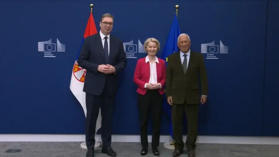 Микрофони случайно уловиха интересни думи на Вучич към Фон дер Лайен