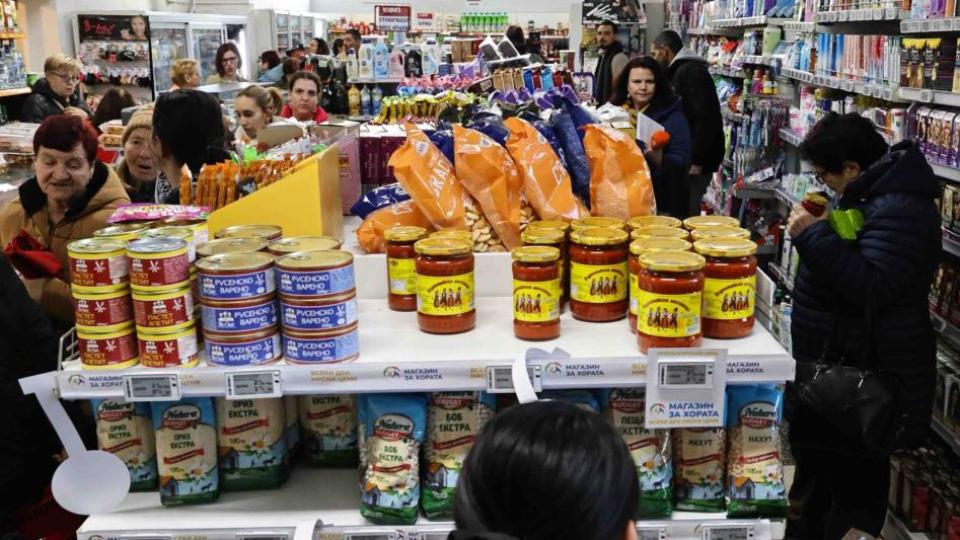 Вижте цените на първия щанд на държавния "Магазин за хората" (снимки)