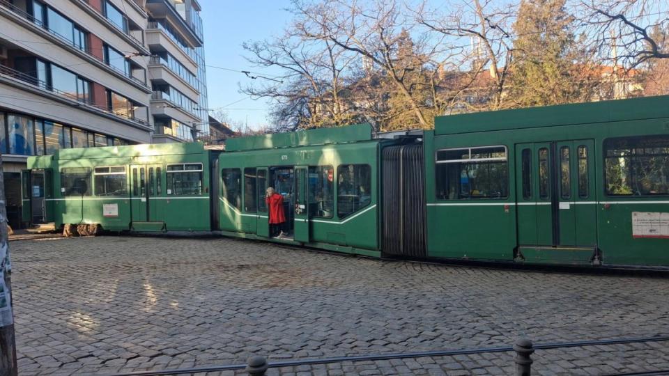 Трамвай дерайлира на столичния площад "Журналист" (снимки)