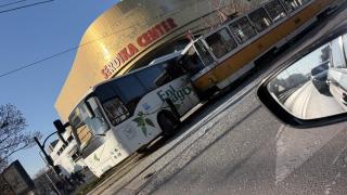 Автобус засече и се блъсна в трамвай пред мола на столичния бул. "Ситняково" (снимки)