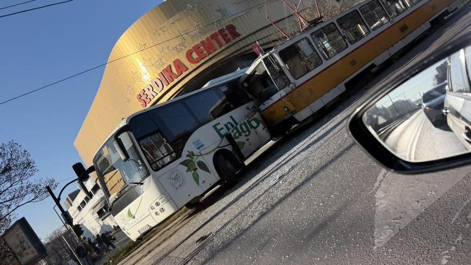 Автобус засече и се блъсна в трамвай пред мола на столичния бул. "Ситняково" (снимки)