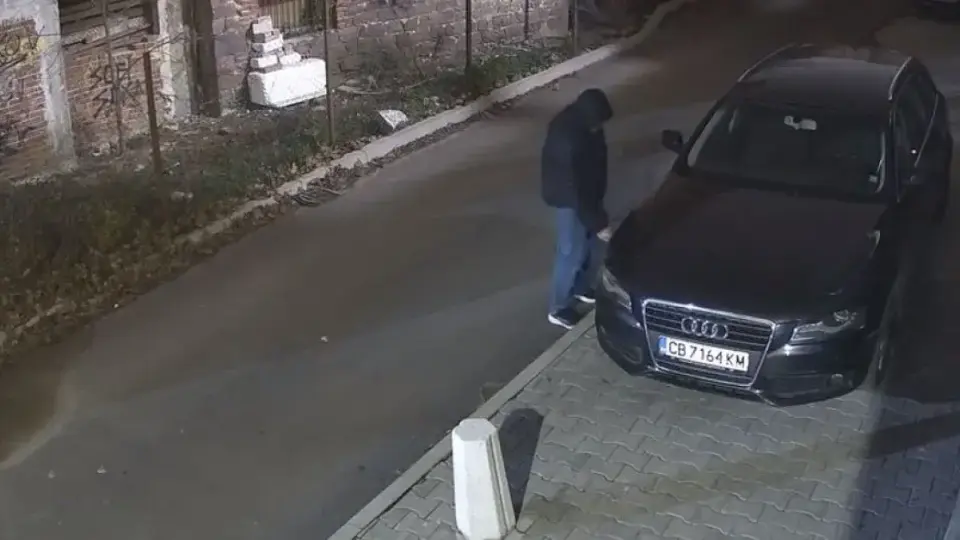 Мъж вилня в София! Твърдят, че са нарязани гуми на десетки коли ВИДЕА