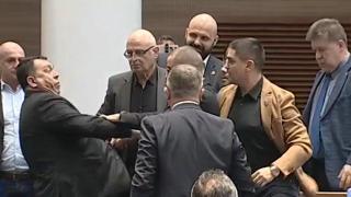Радостин Василев изрита в гърдите и удари с юмрук депутат от ДПС-НН в пленарната зала (ВИДЕО)