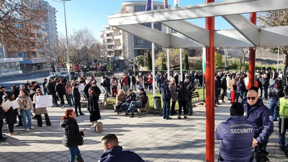 Протест, яйца, сблъсъци с общинари и арест заради увеличен имотен данък в Несебър (снимки)