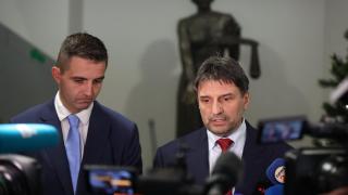 Записите от тоалетните отивали и в телефона на директора, в дома му открили 11 флашки