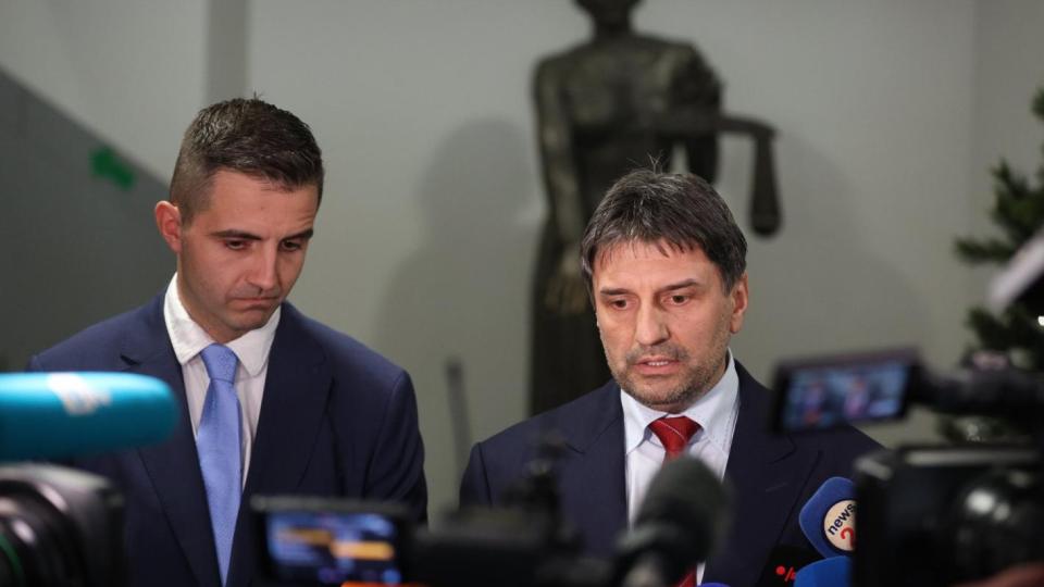 Записите от тоалетните отивали и в телефона на директора, в дома му открили 11 флашки