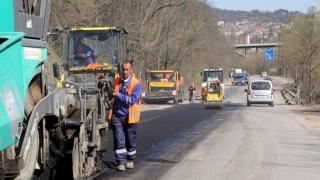 Отврат! АПИ дава 1,5 млн. за 150 м селски път