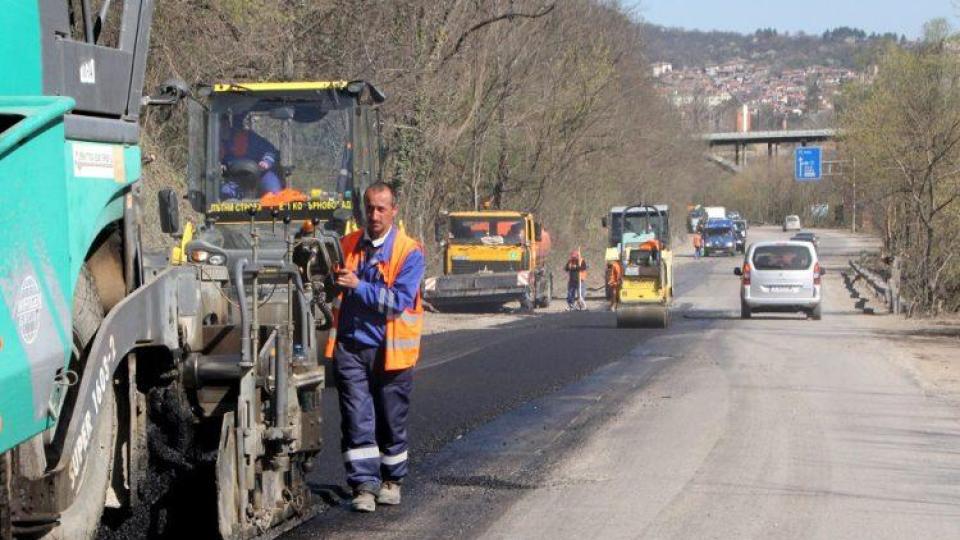 Отврат! АПИ дава 1,5 млн. за 150 м селски път